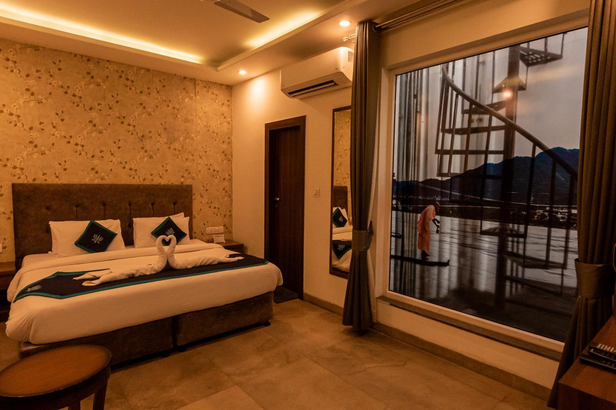 Holywater Hotel By Ganga Kinare #150 Mts From Ganga Ghat Rishīkesh Exterior foto
